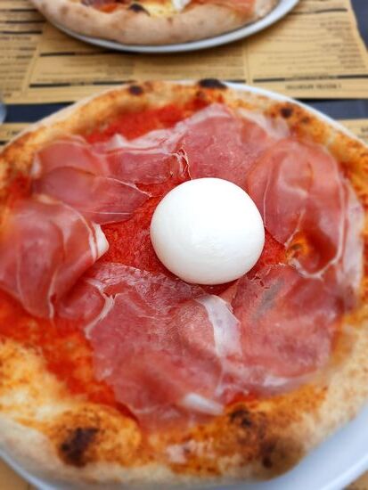 Pizza mit burrata