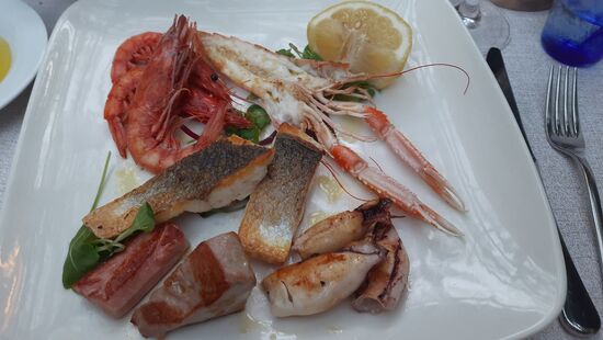 Noch mehr frische Meeresfrüchte, dieses Mal gegrillt