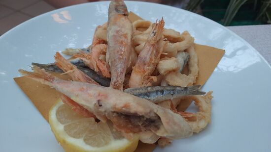 Frische Meeresfrüchte mit wenig Panade fritiert