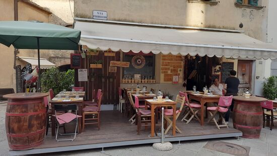 Überall warten kleine Kneipen und Restaurants sowie hübsche Läden