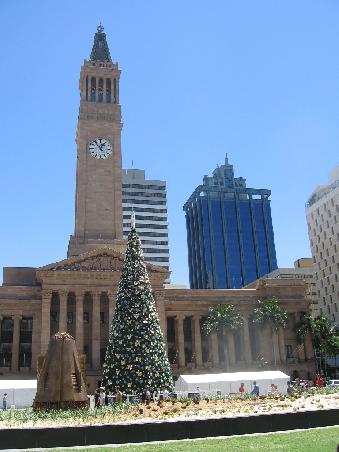 Un-f***ing-believable! Einfach furchtbar... Ein Weihnachtsbaum vor der City Hall in Brisbane