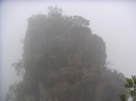 Einer der Three Sisters im Nebel