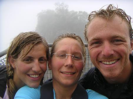 Erschoepft, aber happy oben angekommen (Andee, Susan und ich)
