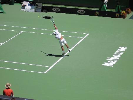 Der an Nummer 2 gesetzte Amerikaner Andy Roddick beim Aufschlag