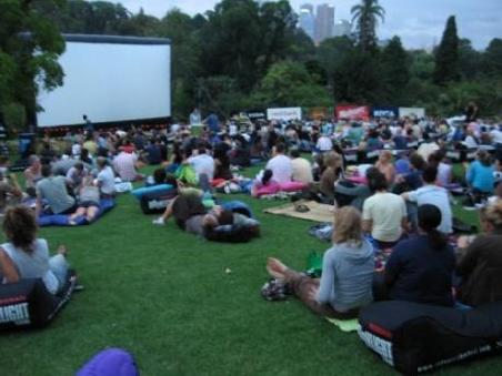 Moonlight Cinema mit Melbourne Skyline im Hintergrund