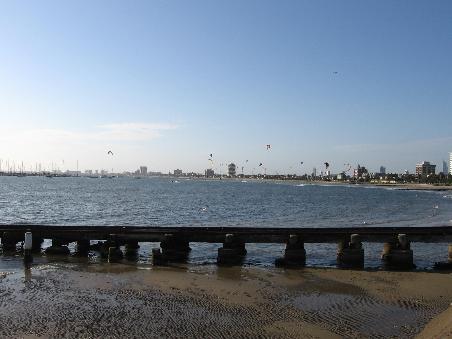 Die Kyte-Surfer am St. Kilda Beach