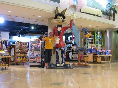 Wile E. Coyote, daneben der Roadrunner