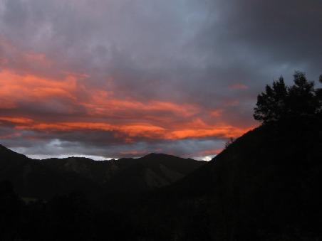 Wer wuerde solche Sonnenuntergaenge, wie hier von der Tutaki Farm, nicht auch gerne von seiner Terrasse aus sehen..?
