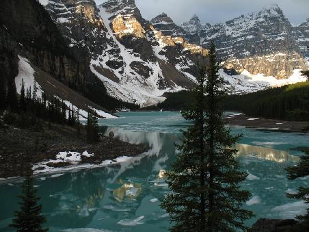 Der ebenfalls gruene Moraine Lake nahe Lake Louise