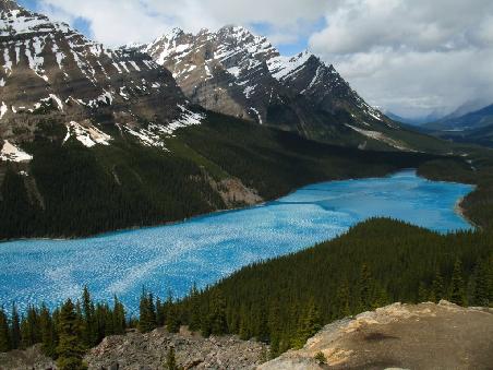Der zugefrorene Peyto Lake sah wirklich genau so aus, keine Pixelfehler. Durch die immer noch dicke Eisschicht kommt das kraeftige Blau durch! Ich war sprachlos...