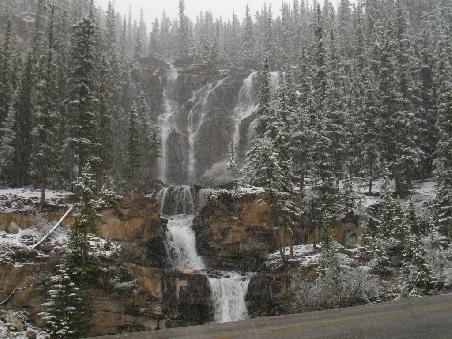 Die Tangle Falls am Iceland Parkway bei Schneefall