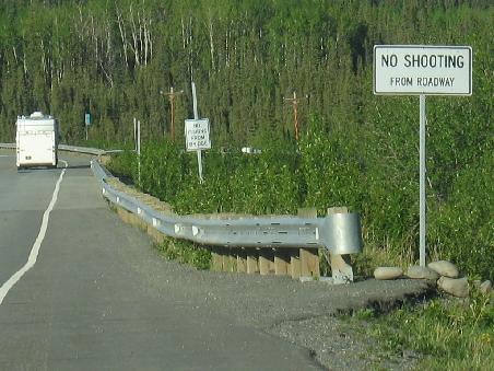 Unglaublich, dass die Amis dafuer ein Schild brauchen!!! Und ich dachte, das gaeb's nur in Texas...
