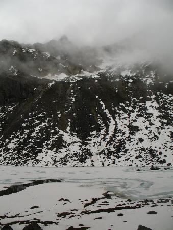 Der zugefrorene Lower Reed Lake und einer der Geisterberge der Talkeetna Mountains im Nebel