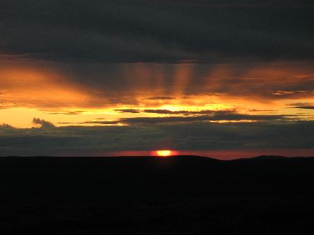 Die Sonne an ihrem tiefsten Punkt noch knapp ueber dem Horizont gegen 1:30 nachts vom Eagle Summit, Alaska