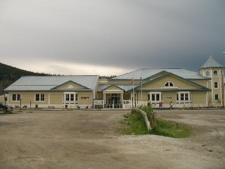 Dawson City, das ehemalige Zentrum der Goldgraeberepoche, wo es immer noch so aussieht. Schotterstrassen und alle Haeuser aus Holz geben einem das Gefuehl des 19. Jahrhunderts