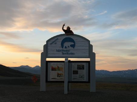 Nach weiteren 60km dann schliesslich die Grenze des Yukon zum Nordwest Territorium. Von dort sind es "nur" noch schlappe 2.500km zum Nordpol...