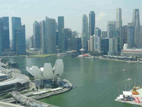 Singapur ist super! Genau der richtige Ort eine Südostasienreise zu beginnen. Ein bisschen asiatisch, aber noch nicht gerade die volle Dröhnung... Da die meisten Leute Englisch sprechen und alles auch englisch beschriftet ist, findet man sich gut zurecht.