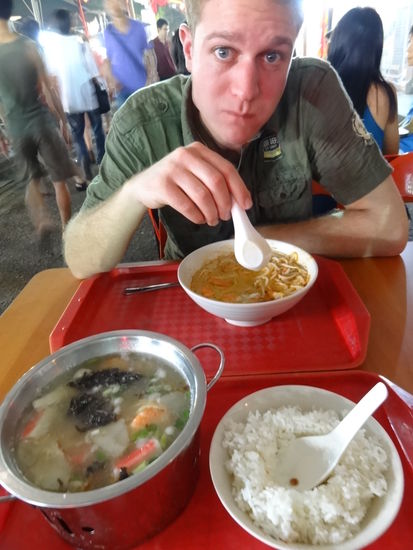 Remos Laksa noodle soup. Bei jedem Biss muss man sich überlegen: rein oder raus damit?
Vorne im Bild: mein Seafood pot. Sehr lecker und nicht scharf..