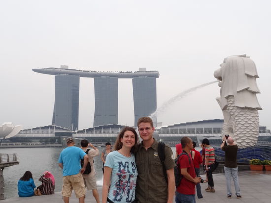Am Merlion Park  in der Marina Bay ist das Symbol von Singapur: der Löwe mit dem Fischschwanz. Dahinter ist das Marina Bay Sands Hotel mit den 3 Türmen und darüber ein "Schiff" mit einem richtigen Palmenstrand darin!!!! Leider nur für Gäste des Hotels zugänglich...