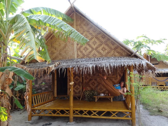 Unser Bungalow mit Remo in der Hängematte.