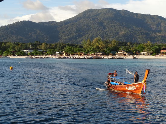 Koh Lipe mit der Insel Adang (der Berg..) im Hintergrund. Diese Inseln gehören zum Nationalpark Tarutao.