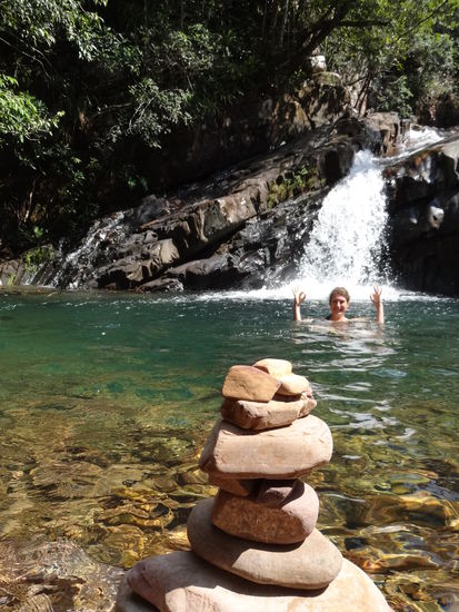 Abkühlung im Lu Du Wasserfall. Das Wasser ist genügend tief, dass man auch reinspringen kann.
