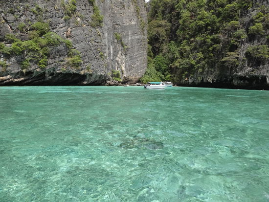 Um die Inslen von Koh Phi Phi ist das Wasser kristallklar!