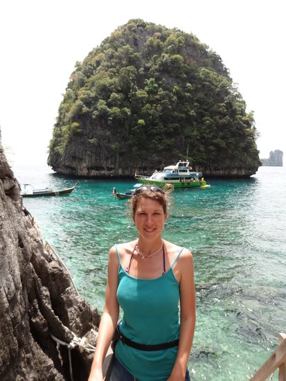 Auch diese Touristin musste sich noch an den Fotoecken stellen...auf der anderen Seite der Insel von der Maya Bay.