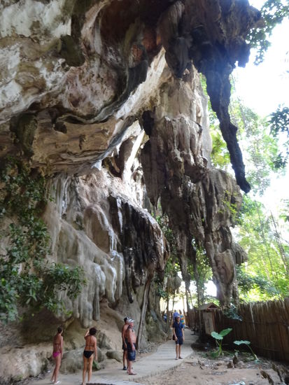 Auf dem Weg zum Hat Phra Nang Strand muss man einer Felswand entlang laufen, die voller Tropfsteine ist und mit riesigen Wurzeln überwachsen ist.