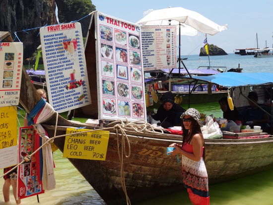 Hunger ist in Thailand nie ein Problem. Für das gibt es da die Restaurantboote...