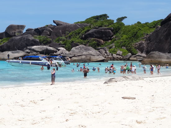 So sieht es tagsüber aus. Die Touris werden mit den Speedboats hergefahren. Das Aus- und Einsteigen ist jedoch tricky! Es hat einen starken Wellengang und sie können nicht bis an den Strand fahren. Also muss man im halbtiefen Wasser aus dem Boot klettern, das von den Wellen hin und her geworfen wird. Ich habe es natürlich geschafft, kopfüber vom Boot zu fallen! Zum Glück war unser Proviant im Plastiksack verpackt! Sonst hät es Meerwasserbrot zum Abendessen gegeben!