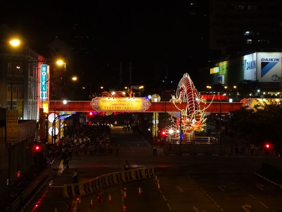Das Gebiet um die Vorführung wurde abgesperrt und vorne hat die Menschenmasse gewartet.... Die meisten "Westler" haben hinter der Bühne gewartet... mit der Hoffnung, dass da bald mal noch eine richtige Show kommt. Bis sie dann nach 2 Stunden herumstehen gemerkt haben, dass da nichts mehr kommt...