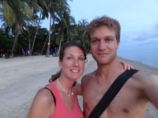 Strandspaziergang nach der Fullmoon Party. Wir sehen doch schon wieder ganz wacker aus, oder?