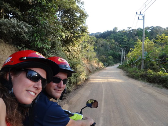 Langsam werden wir zu richtigen Scooterprofis! Verglichen zu den schwierigen Passagen, ist das hier eine Autobahn...