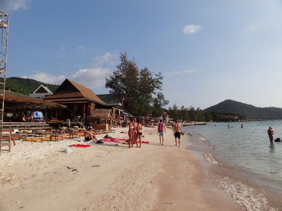 Sairee Beach. Der grösste Strand in Koh Tao, wo sich alle Tauchresorts und Restaurants konzentrieren.