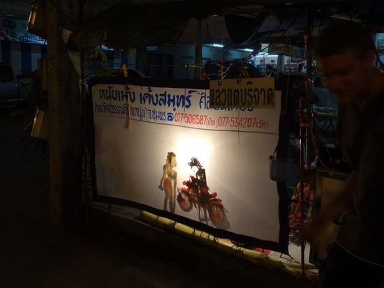 Vor dem Bahnhof in Chumphon (bevor wir den Nachtzug nahmen) gab es ein Schattentheater auf der Strasse. Die Kinder sind auf der gegenüber liegenden Strassenseite gesessen und haben zugeschaut. War echt herzig!