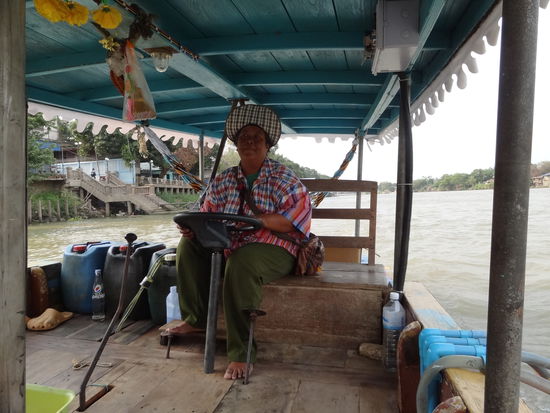 Unsere coole Bootskapitänin, die uns einmal um die ganze Insel fuhr. An 3 Stopps konnten wir die Ruinen am Fluss besuchen.