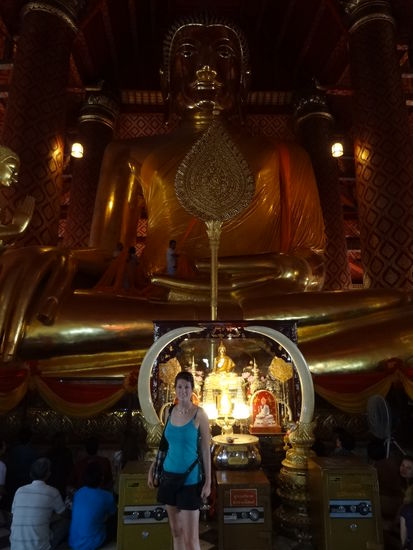 Der erste Tempel auf der Bootstour ist noch erhalten, bin mir leider nicht mehr ganz sicher, welcher es war.... Ich glaube Wat Na Phra Meru (aber kein Gewähr).