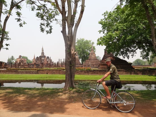 Remo auf dem Velo. Die Tagesvelotour war in dieser Hitze sehr anstrengend, aber wunderschön!