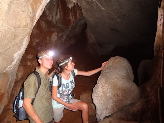 Ein kurzer Höhlenbesuch vor dem Karendorf. Zum Glück hatten wir die Stirnlampen dabei!