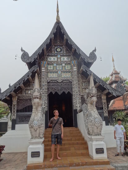 Remo vor einem kleinen Tempel beim Wat Chedi Luang.
