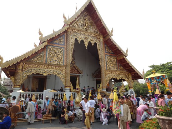 Vor dem Wat Phra Sing, wo die burmesichen Familien ihre Söhne ins Kloster bringen.