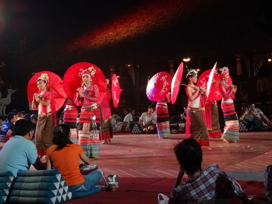 Am Abend haben wir eine nordthailändische Tankzvorführung mit typischem Essen besucht.