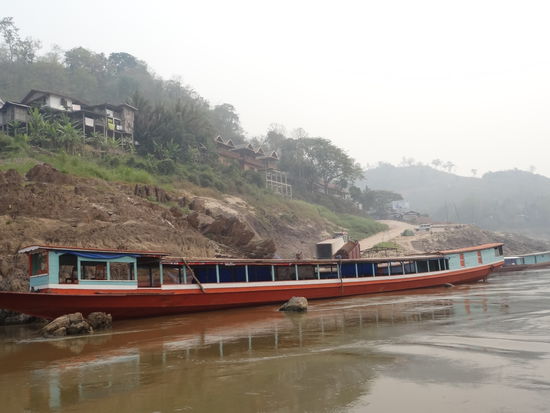 So sah in etwa unser Boot aus auf dem wir 2 Tage auf dem Mekong nach Luang Prabang fuhren.