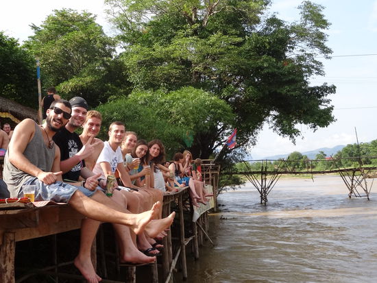 Eine lustige Reisegesellschaft beim Tubing (ohne Tube).