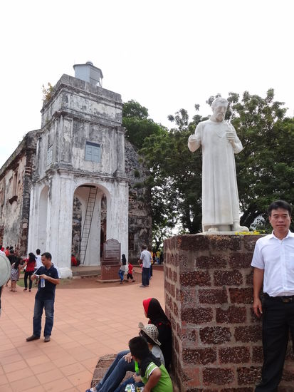 St. Pauls Kirche auf einem Hügel im Stadtzentrum. Die holländischen Grabinschriften sind immer noch gut lesbar.