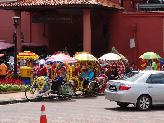Die kleinen, bunten und lauten Touristen-Fahrräder-Taxis haben Remo schon nach den ersten 5 Minuten genervt... *grins* Überall fahren sie rum mit mega lauter Musik (meistens irgendwelche Popsongs) und blinkender Beleuchtung.