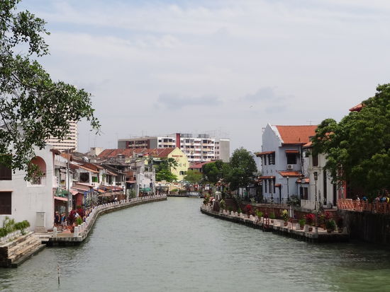Am Fluss entlang gibt es einige Bars und Restaurants. Abends, wenn alles schön beleuchtet ist, und man im T-Shirt draussen sein Bierchen trinkt (ja, sogar Ich habe ein Bier getrunken!!), könnte man fast denken, man wäre irgendwo in Italien in den Sommerferien (dann natürlich eher mit Wein)....