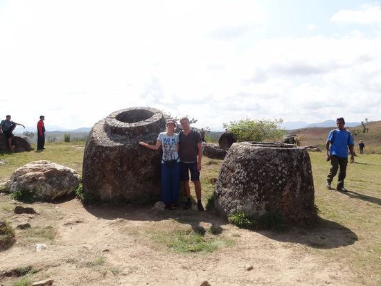 Das sind die riesigen Tonkrüge aus massivem Stein gehauen. Insgesamt gibt es hunderte von diesen an verschiedenen Stellen.