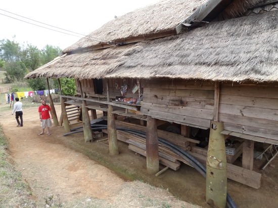 Ein "Bombenhaus", die Stelzen sind noch aus Bombenüberresten. Früher gab es Häuser aus noch viel mehr Metallüberresten aus dem Krieg.